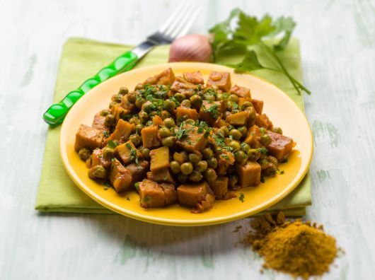 Curried Seitan with Peas